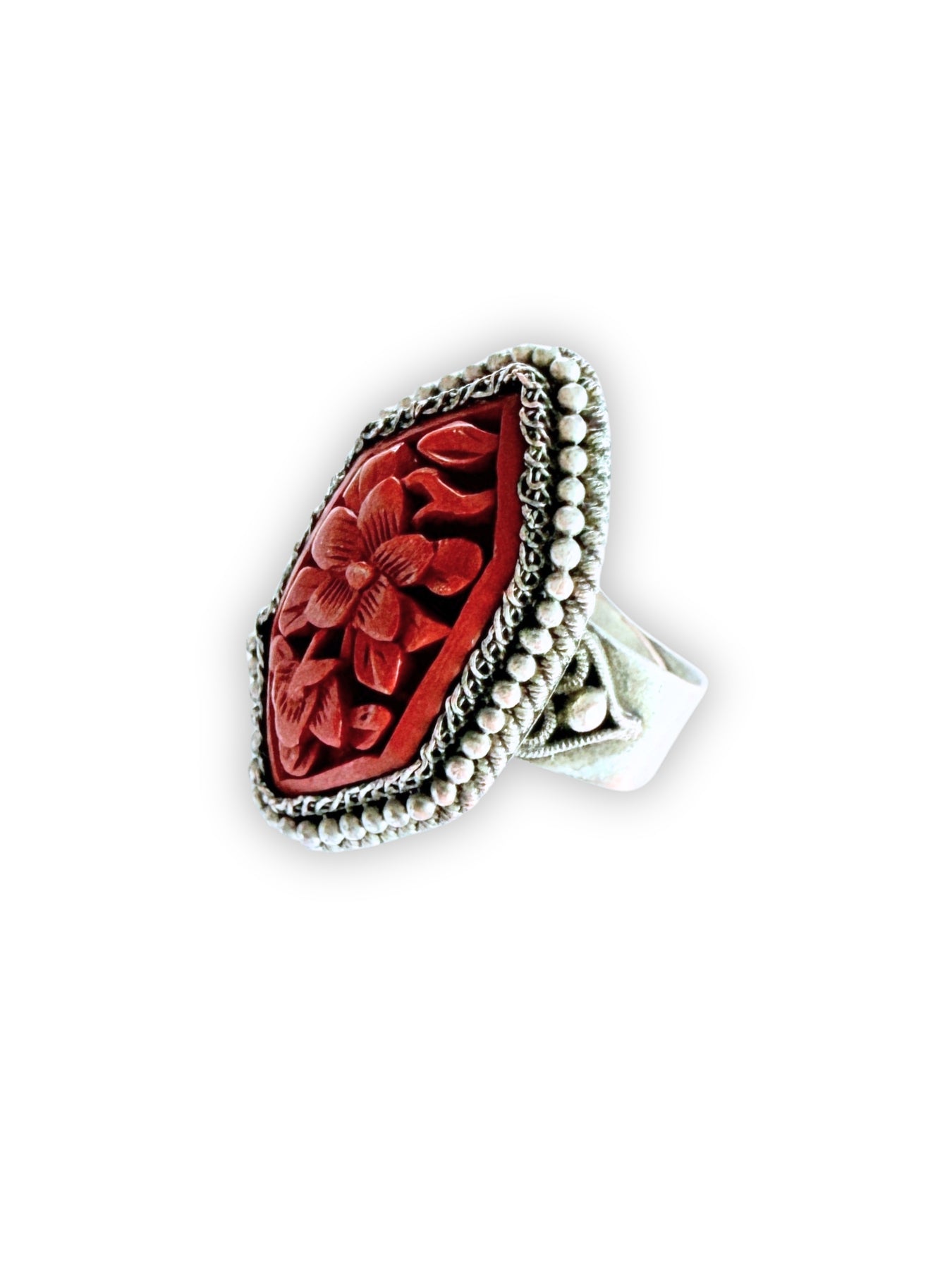 Handgeschnitzter Vintage Zinnober-Ring mit floraler Gravur um 1920