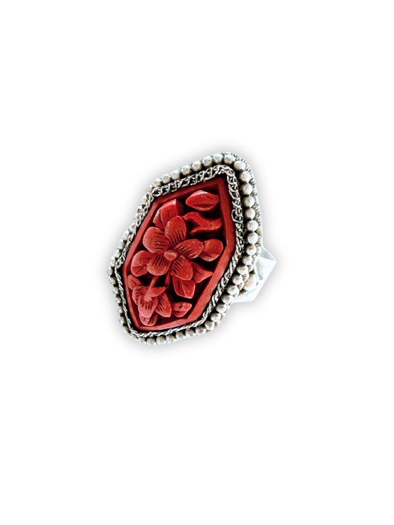 Handgeschnitzter Vintage Zinnober-Ring mit floraler Gravur um 1920