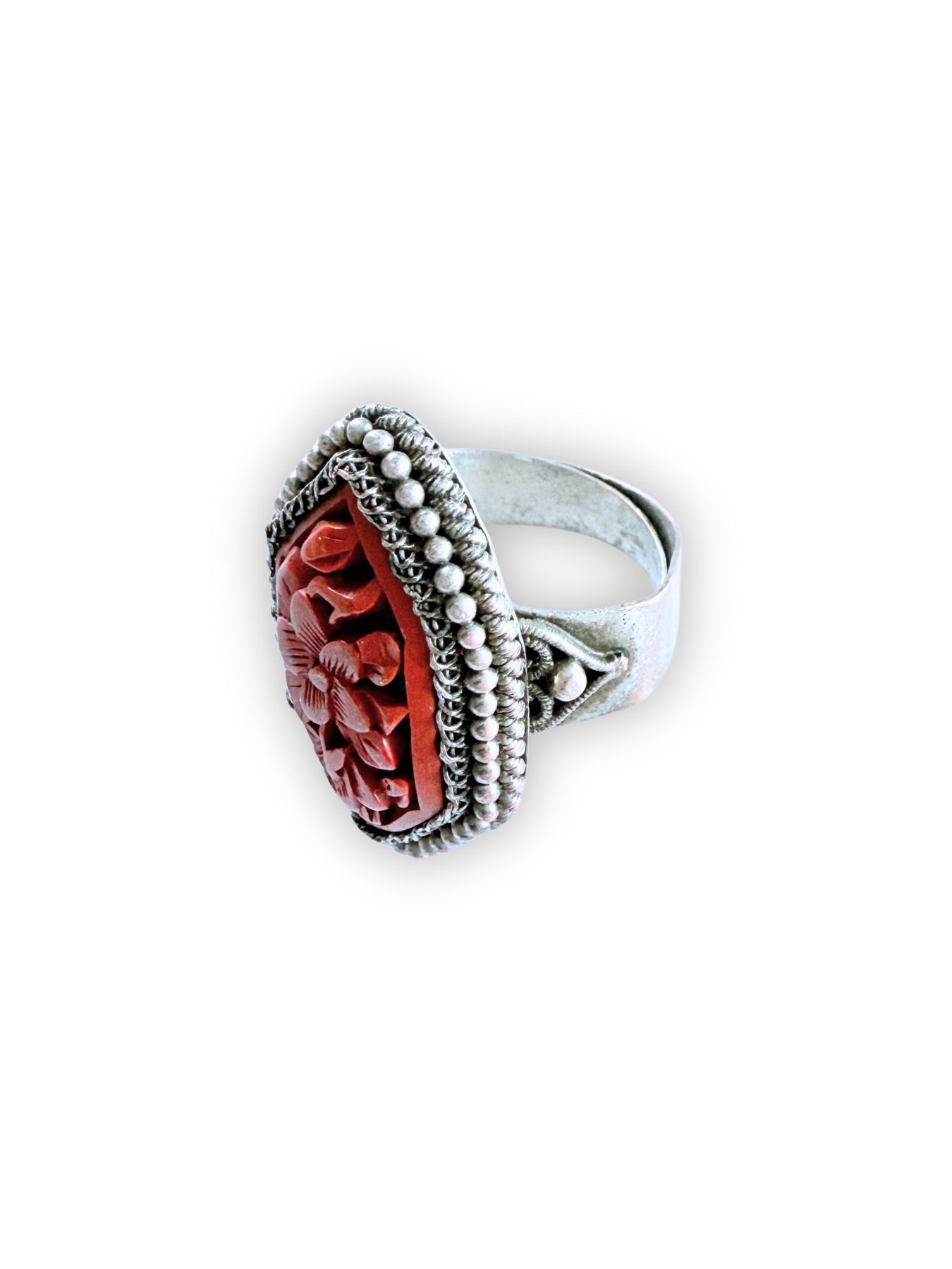 Handgeschnitzter Vintage Zinnober-Ring mit floraler Gravur um 1920