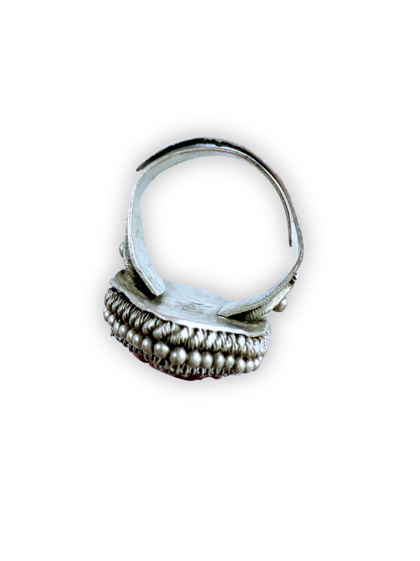 Handgeschnitzter Vintage Zinnober-Ring mit floraler Gravur um 1920
