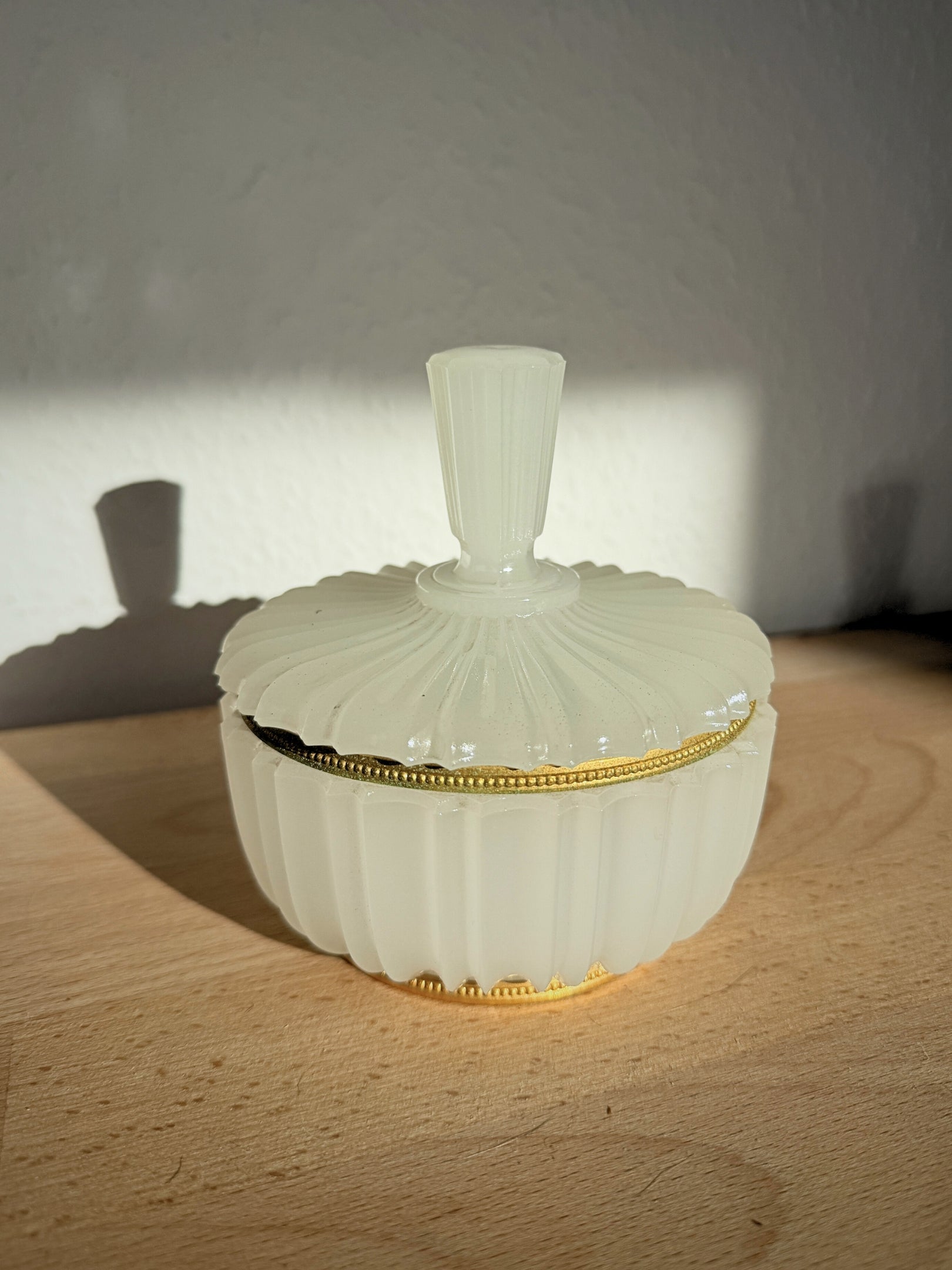Puderdose aus milchweißem Opalin, NASON Murano um 1900