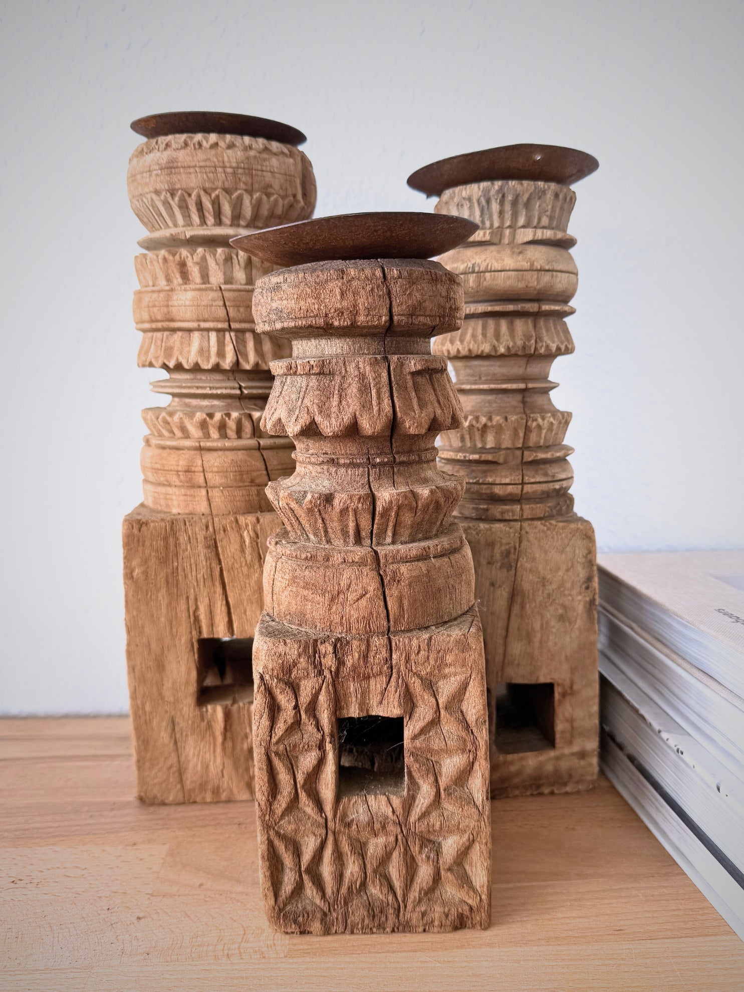 Rustikaler Kerzenständer aus recyceltem Holz – Handarbeit aus Indien