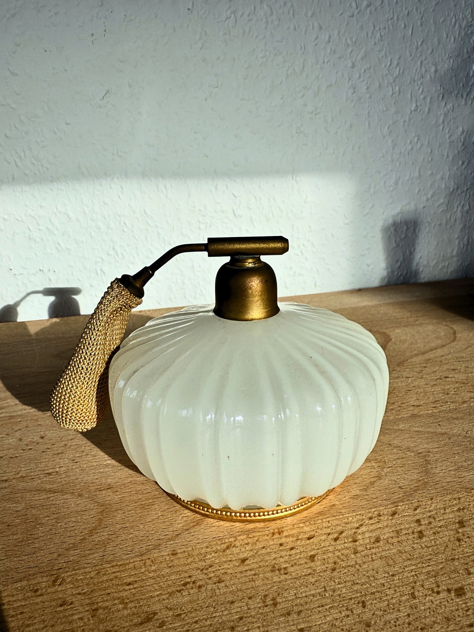 Parfum Zerstäuber aus milchweißem Opalin, NASON Murano um 1900