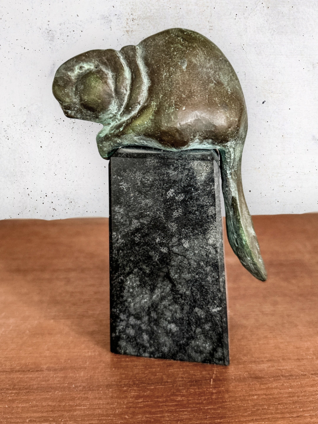 Bronzefigur auf Marmorsockel Biber