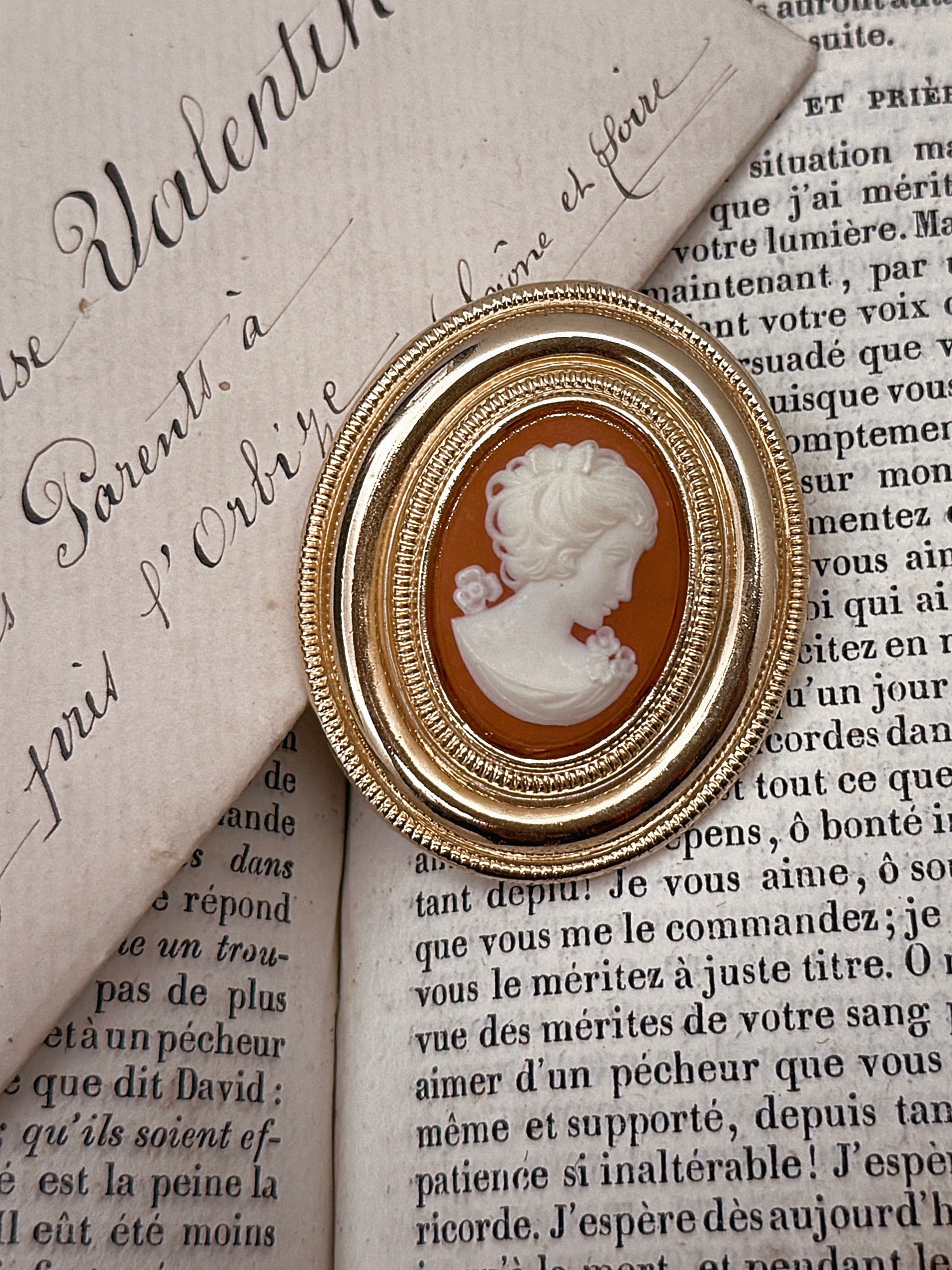 Large vintage brooch – gold-plated with cameo