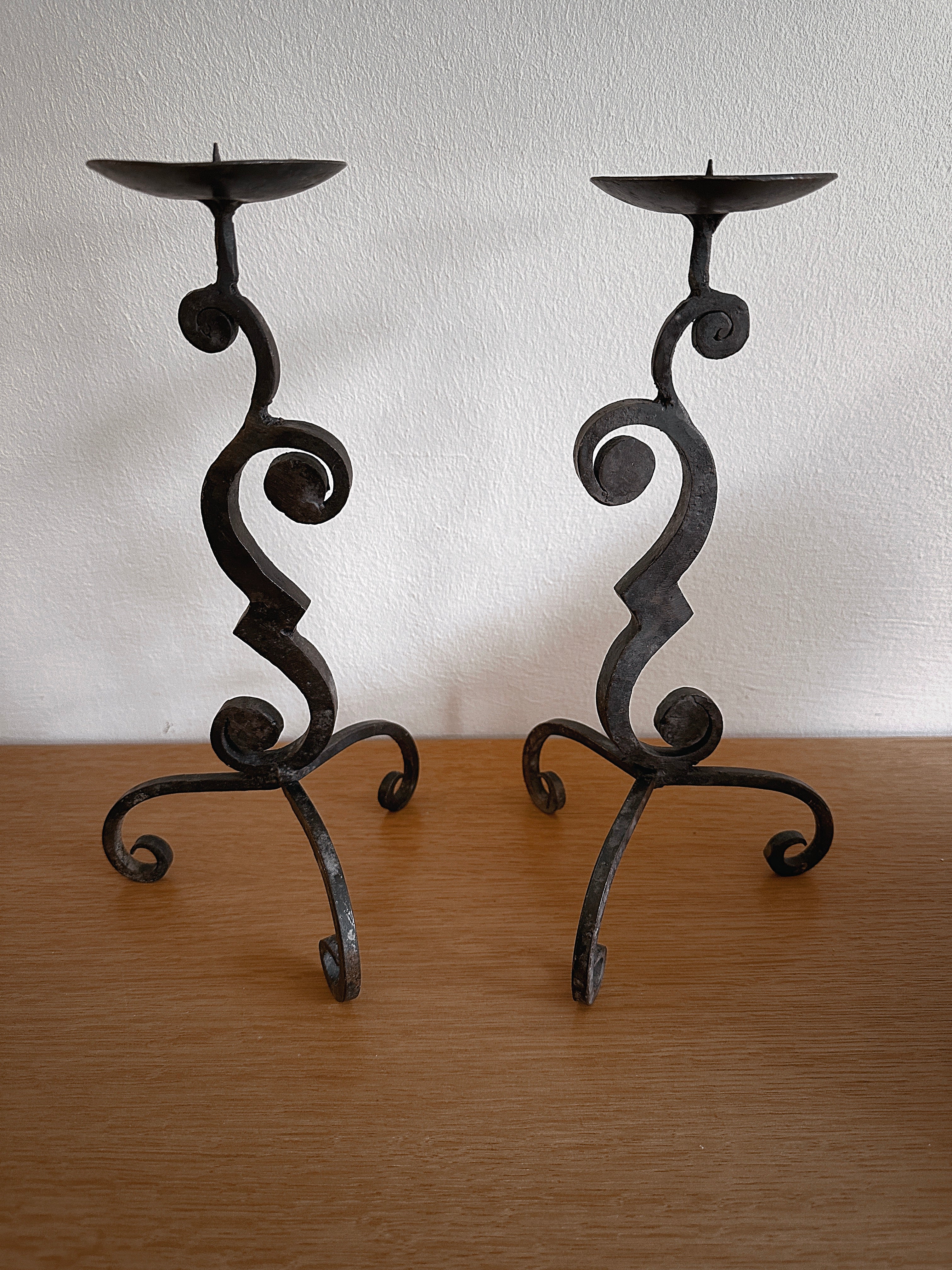 Paar antike Kerzenleuchter aus Schmiedeeisen