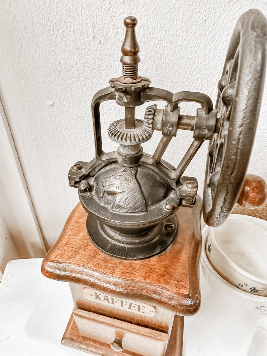 Antike Kaffeemühle mit Handkurbel