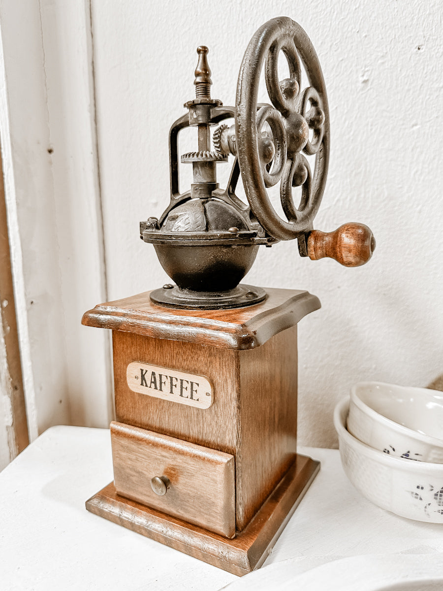 Antike Kaffeemühle mit Handkurbel