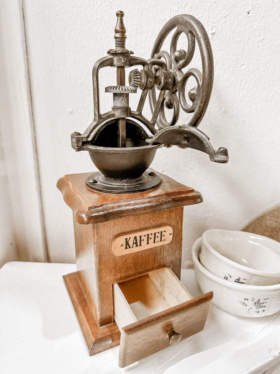 Antike Kaffeemühle mit Handkurbel