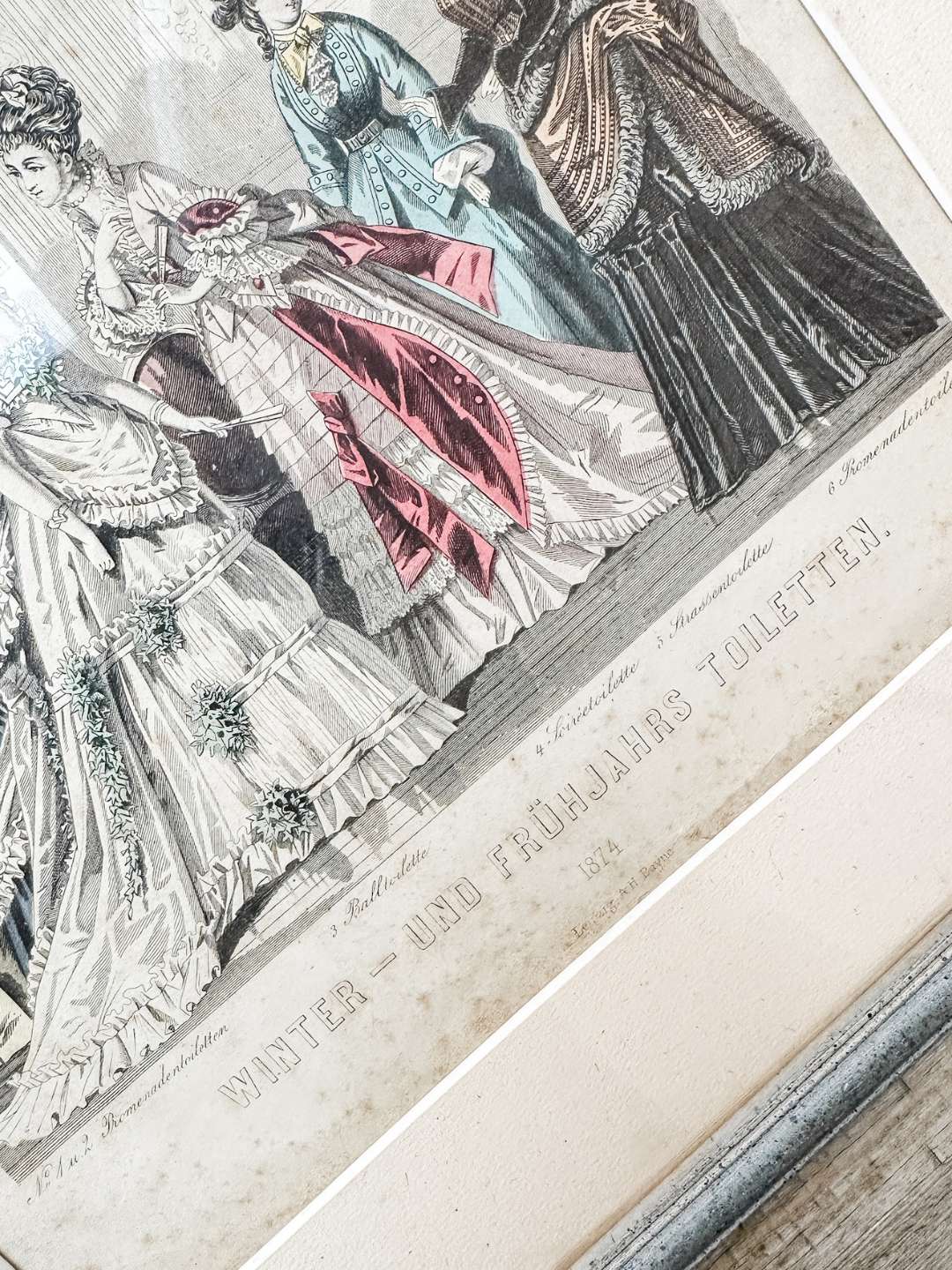 Kolorierter Stahlstich Winter-Frühjahrs-Toiletten Paris 1874 Le Monieur de la Mode