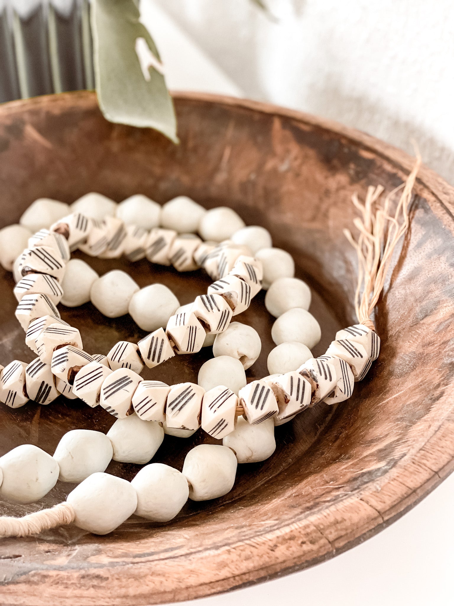 Deko-Strang aus recycelten Glasperlen Matt-weiß