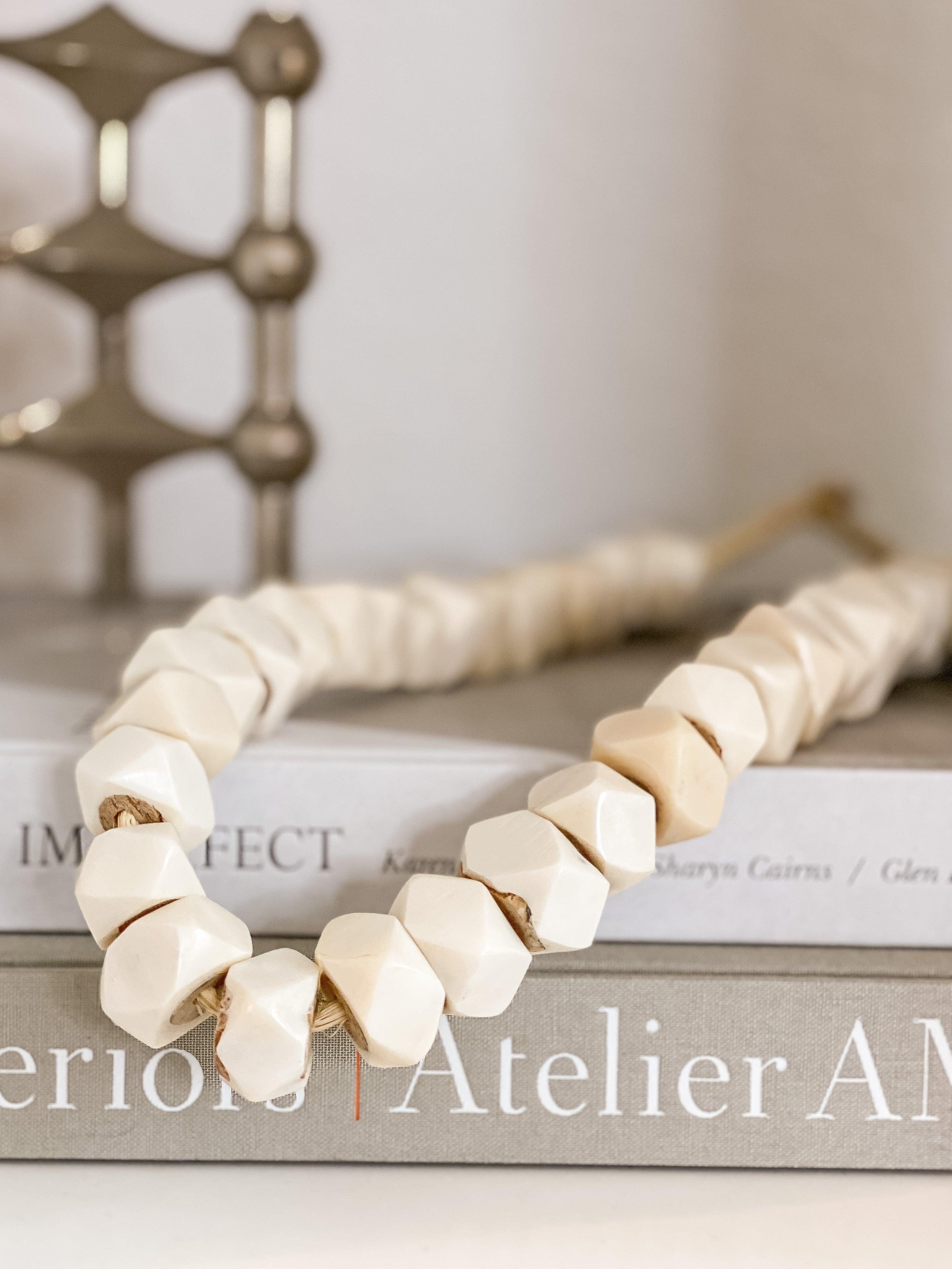 Deko-Strang aus facettierten Knochenperlen - Livinta Collection