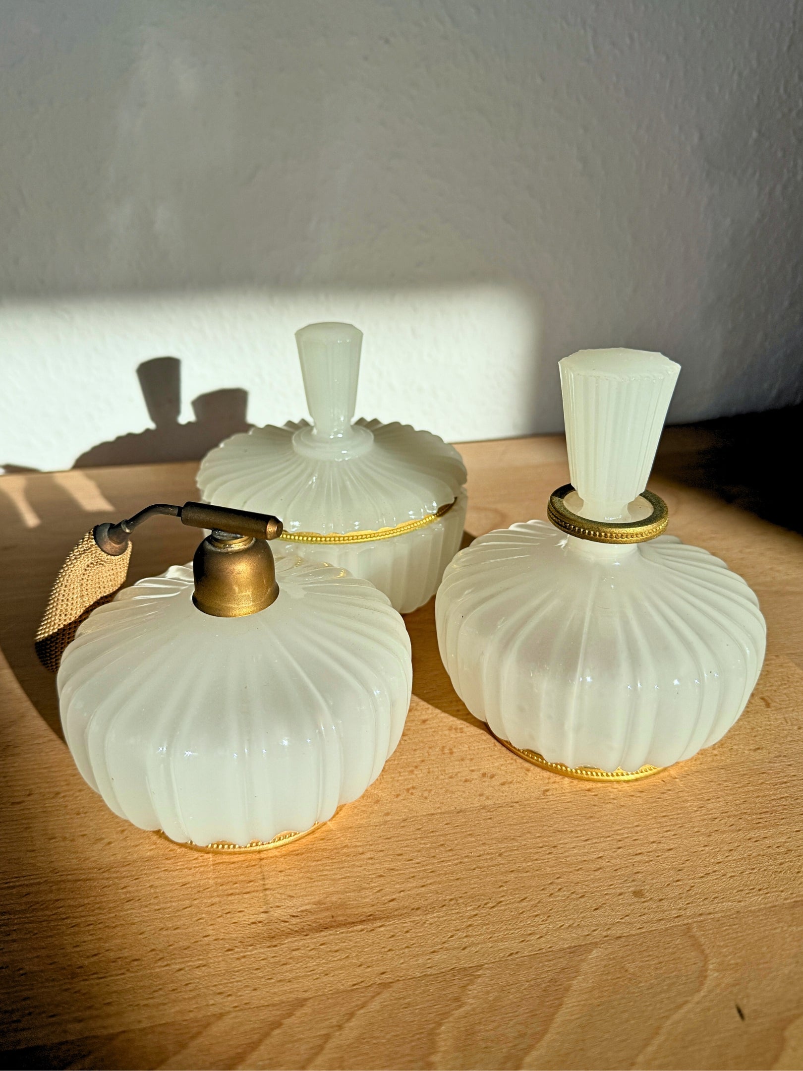 Dreiteiliges Toilettenset aus milchweißem Opalin, NASON Murano um 1900
