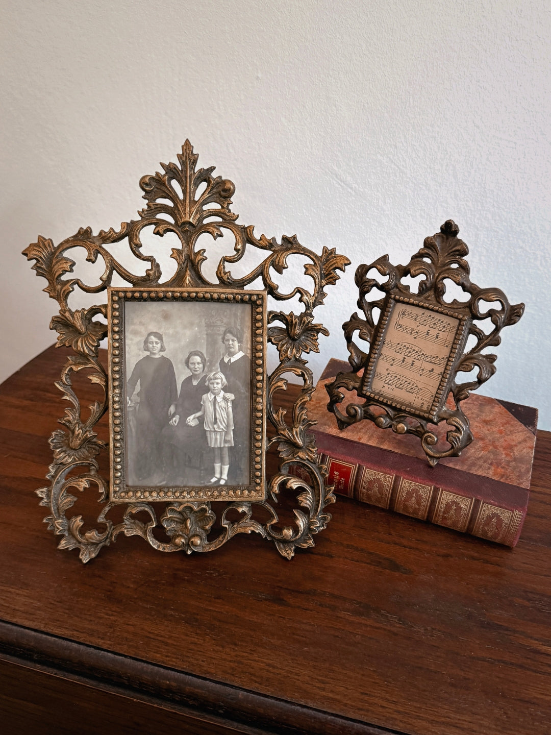 Antiker viktorianischer Bilderrahmen aus Metall mit floralen Ornamenten um 1900