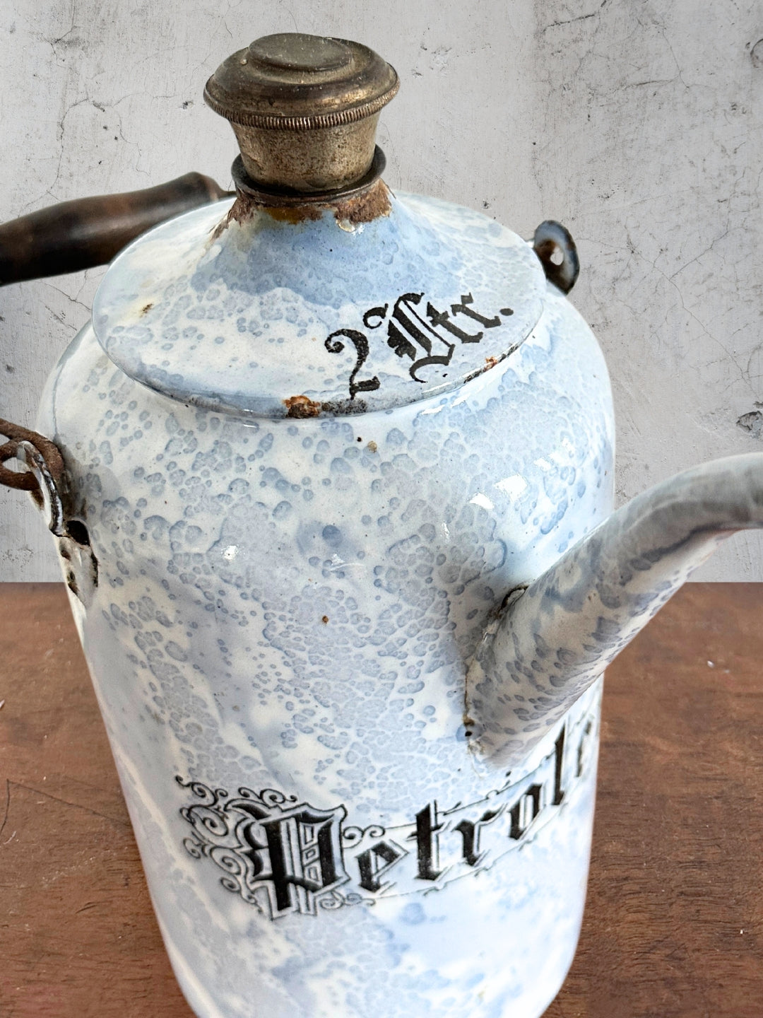 Antike Petroleum Kanne aus Emaille 1900 2 Liter