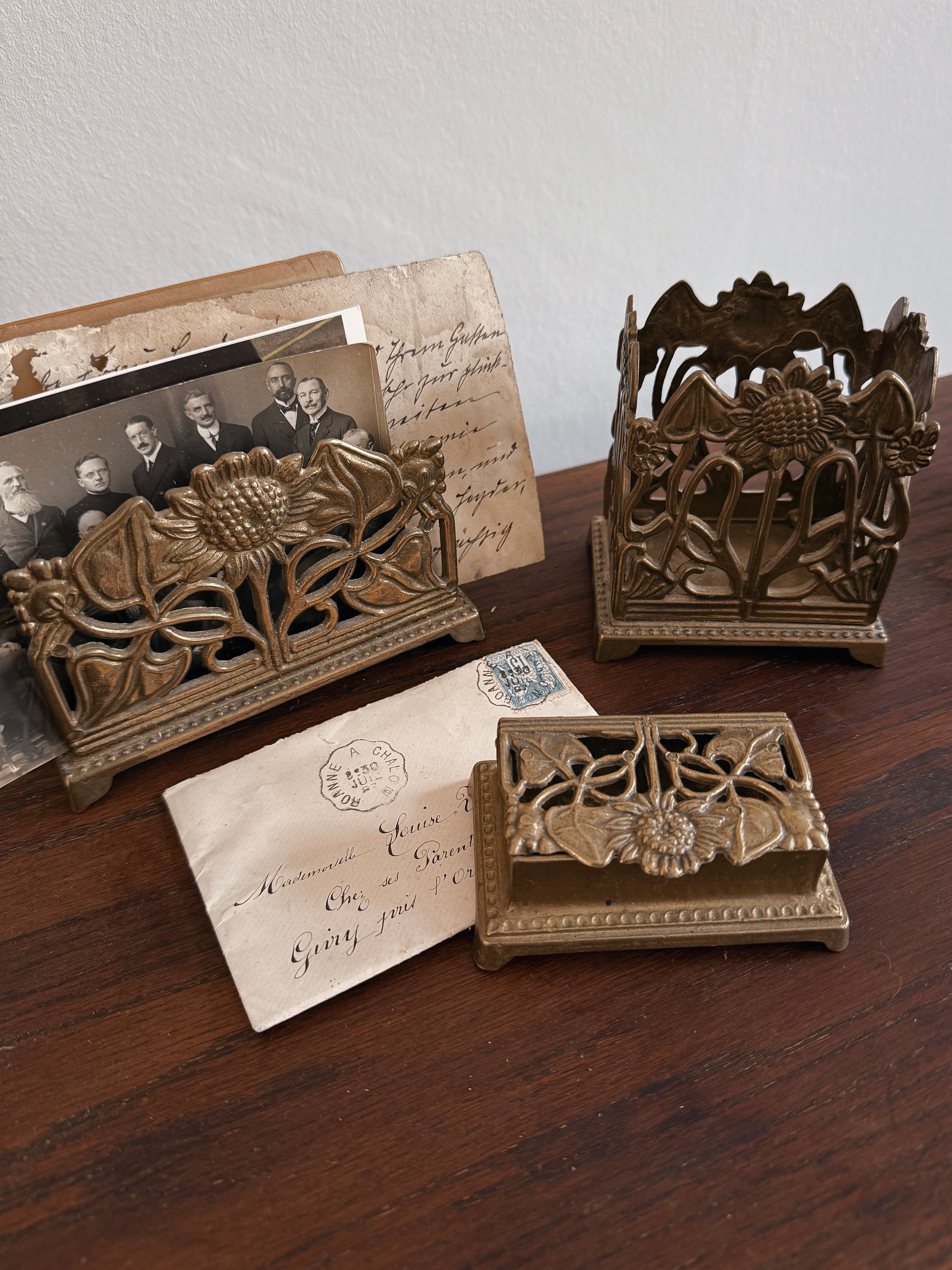 Jugendstil Briefhalter und Briefmarkenbox aus Messing