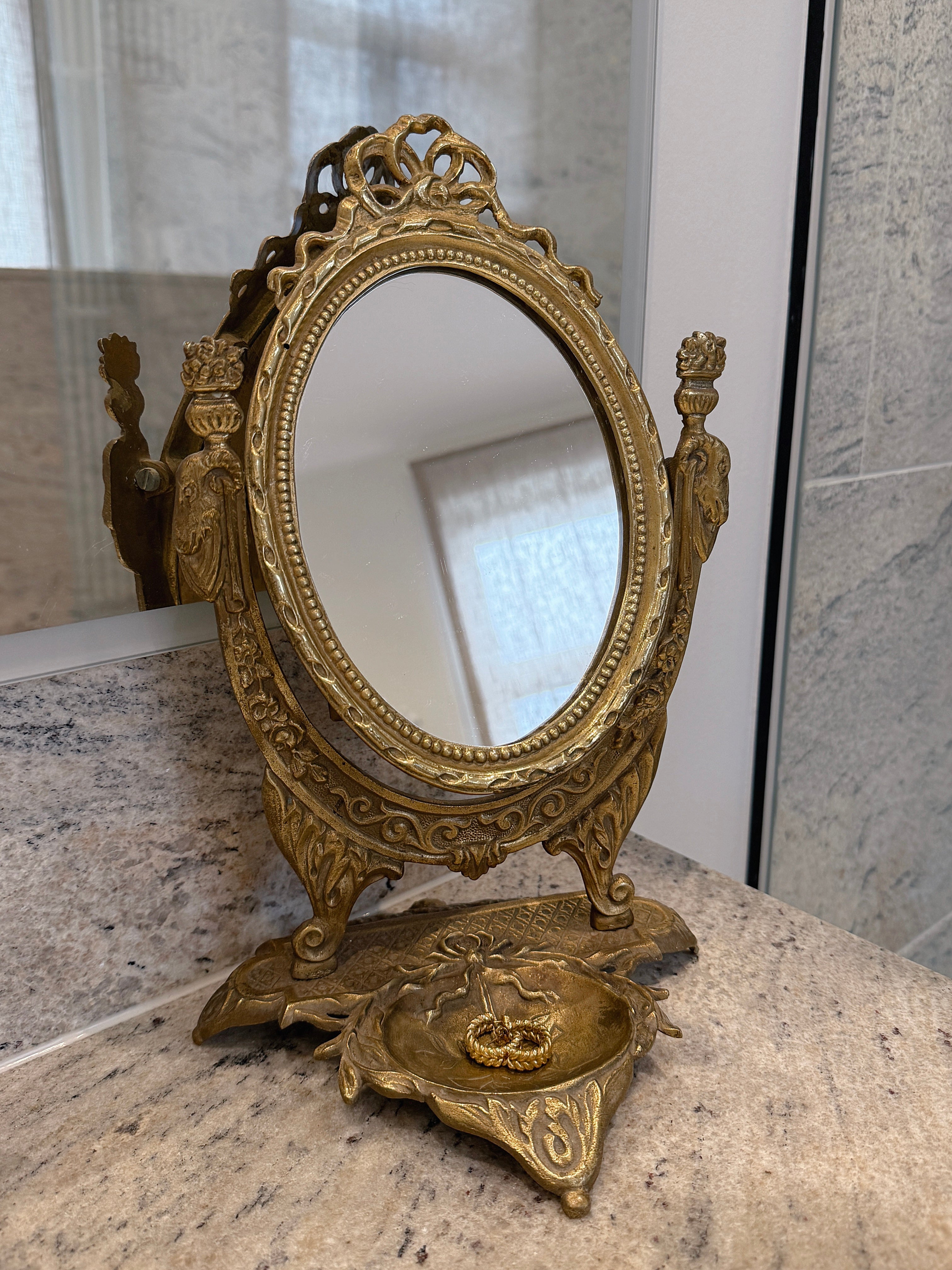 Antiker Schmink-Spiegel aus vergoldeter Bronze im Louis XVI-Stil