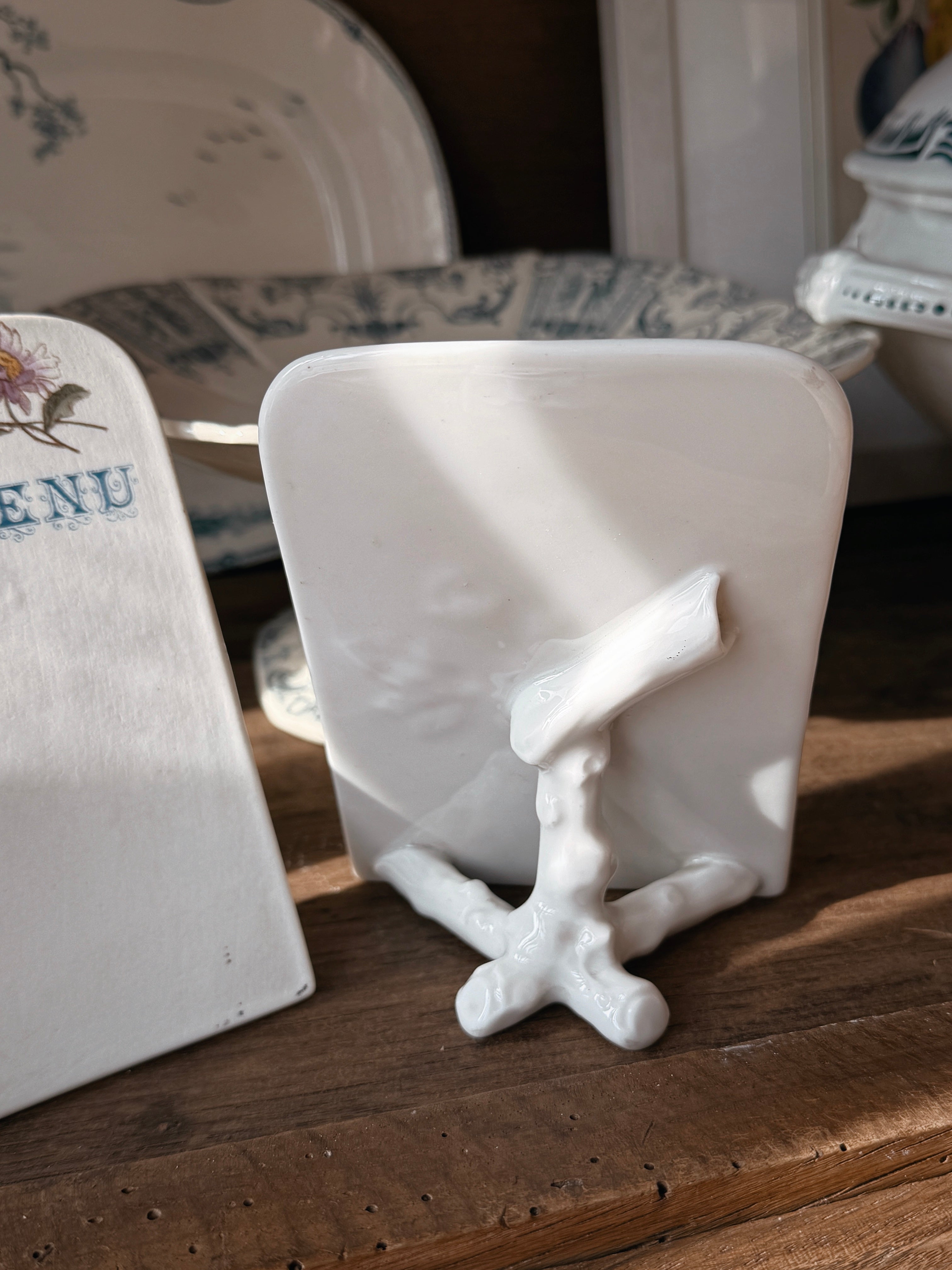 Menu Tischaufsteller aus Porzellan - Bistro Stil Frankreich 1900