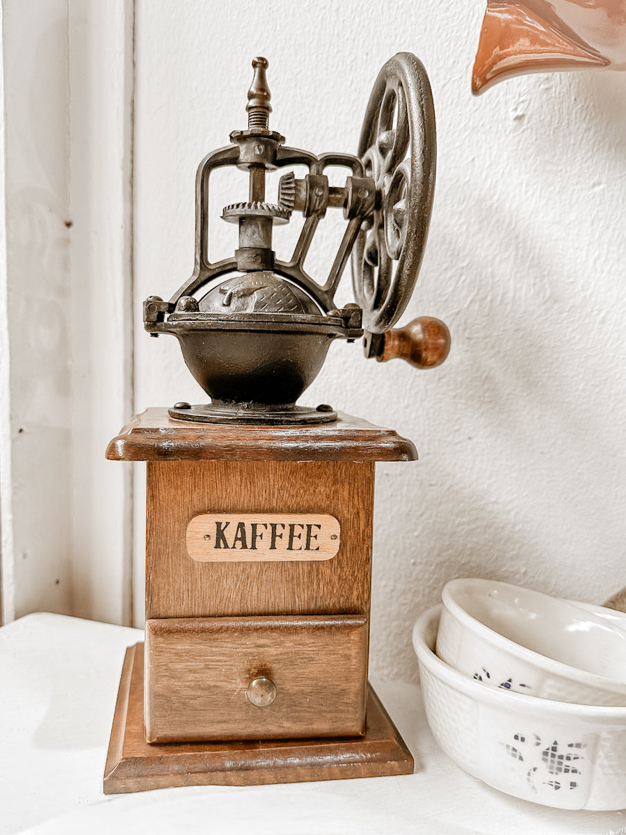 Antike Kaffeemühle mit Handkurbel